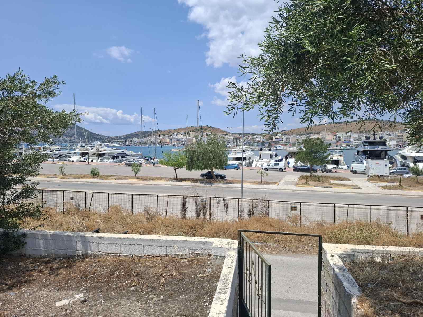Terreno di 1.500 m² con abitazione a due piani a Marina Salamina