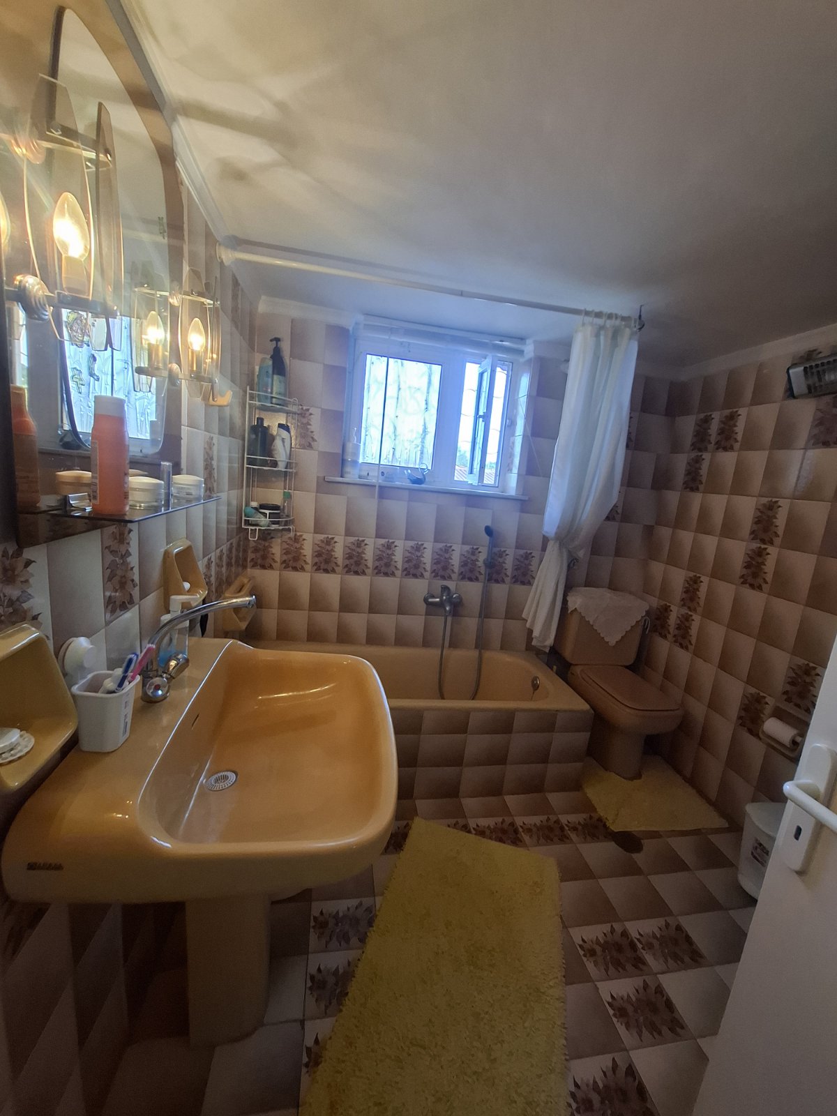 Casa d'angolo a due piani di 185 m² a Doroto, Salamina